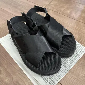 로리즈 팜 블랙 크로스 스트랩 스포츠 샌들