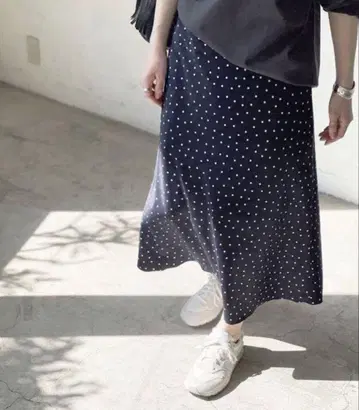 스픽 앤 스팬 도트 스트레치 새틴 미디 길이 스커트