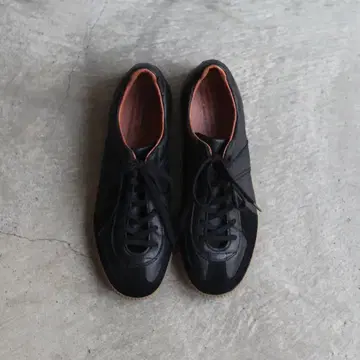 reproduction of found 저먼 트레이너 42