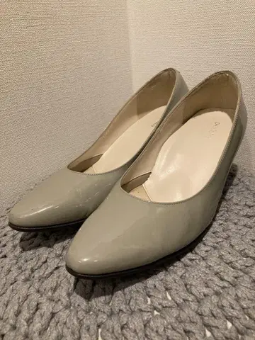 페다라 그레이 에나멜 펌프스