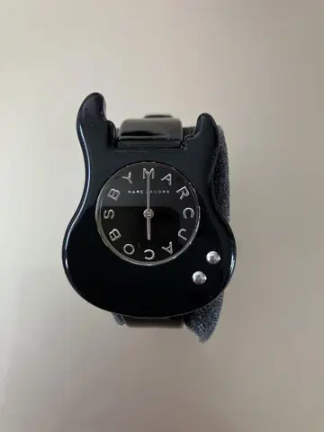마크 제이콥스 기타 모양 시계 블랙
