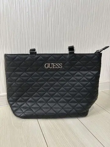 GUESS 블랙 퀼팅 핸드백