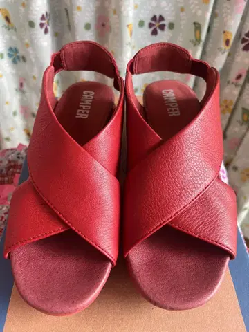 CAMPER 레드 크로스 스트랩 샌들