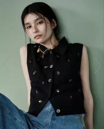 프레이 아이디 후르츠 자수 폴로 칼라 슬리브리스 니트 질레