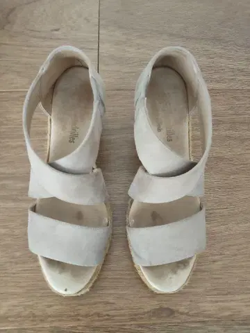 베이지 스웨이드 웨지 샌들