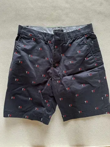 Tommy Hilfiger TH 로고 자수 단축 팬츠