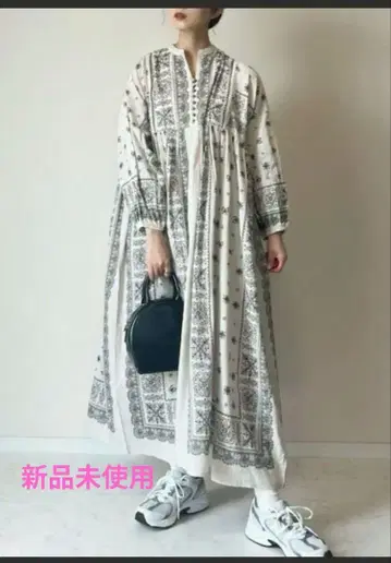 패널 무늬 허리 절개 볼륨 원피스