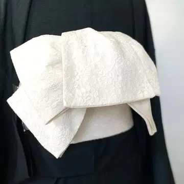 한쪽 면 전체가 레이스로 된 반폭 띠, 앞뒤 흰색