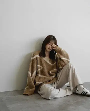v 넥 뉴앙스 니트 / 모카