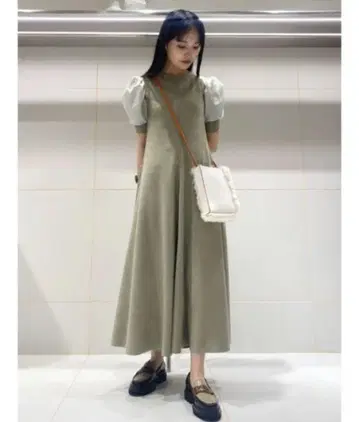 FURFUR 퍼프 슬리플레어 컷 원피스