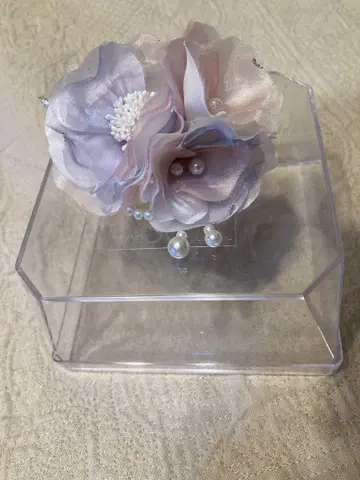 도쿄 소와르 연보라와 핑크 꽃의 코사주