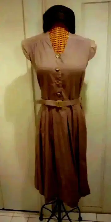 wood 버튼과 wood풍 버클의 베이지 코튼 원피스