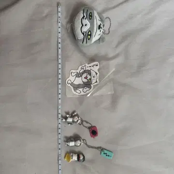 고양이 인형과 아크릴 키링 세트