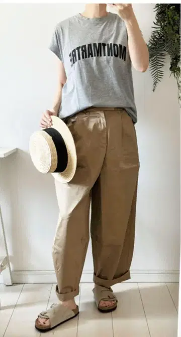 베이지 치노 팬츠 와이드 실루엣