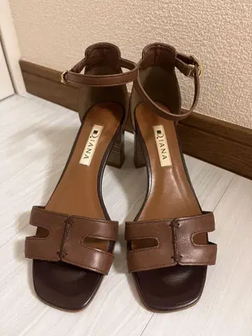 DIANA 브라운 앵클 스트랩 샌들 22.5cm