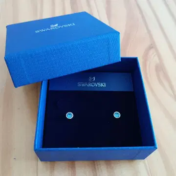 미사용 새상품 Swarovski 크리스탈 스터드 귀걸이