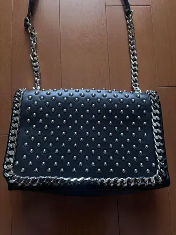 ZARA 스터드 장식 블랙 숄더백