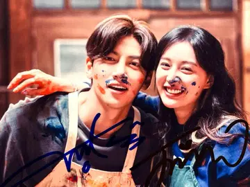 지창욱과 김지원의 친필 사인 2L 사이즈 사진 -