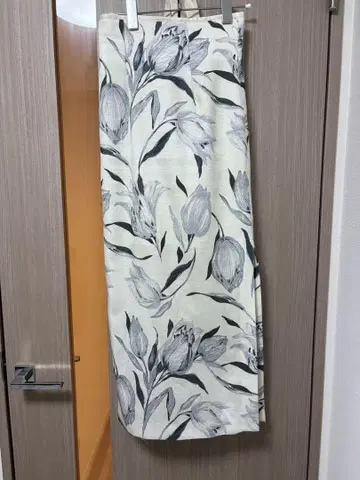 꽃무늬 타이트 스커트 밑단 올풀림 있음