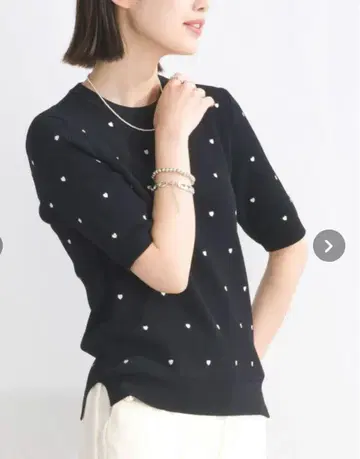 PICCIN PERLA 하트 무늬 자수 리브 니트 반팔 니트 블랙