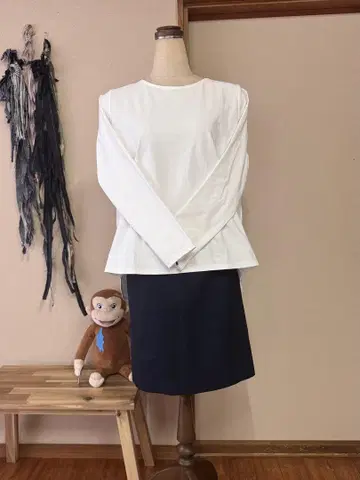 화이트 긴팔 셔츠 뒤 턱
