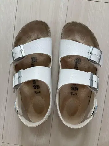 빌켄슈토크 화이트 샌들 합성 가죽