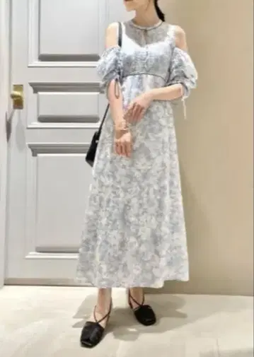 하늘색 꽃무늬 오프숄더 장소매 원피스 - 리리 브라운