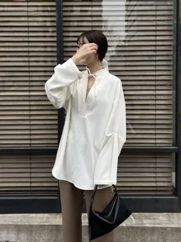 로지 / 깊게 파인 목선 리본 블라우스