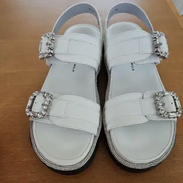 츠모리 치사토 WALK 화이트 샌들