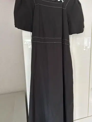 검정 반소매 긴 원피스 버튼 장식