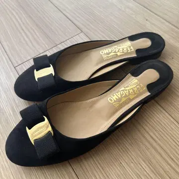 FERRAGAMO 블랙 뮬 플랫 7 1/2B