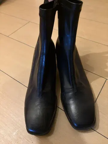 tukn. 블랙 인조 가죽 숏부츠 5cm 힐