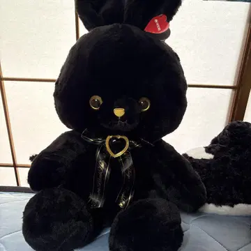 큰 검은 토끼 인형
