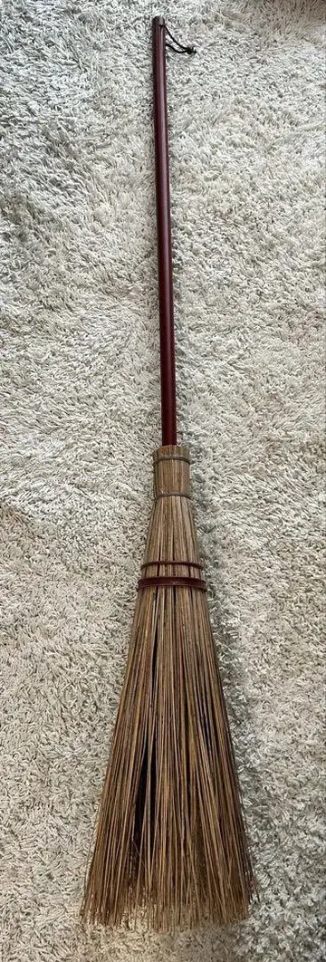 천연 소재 빗자루 빨간 손잡이 127cm 촬영 소품
