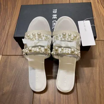 TO BE CHIC 펄 장식 슬라이드 샌들
