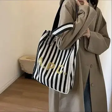 A.P.C. 스트라이프 토트백