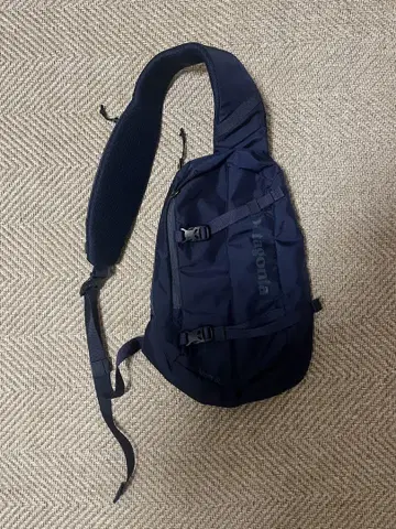 patagonia 네이비 아톰 슬링백 8L