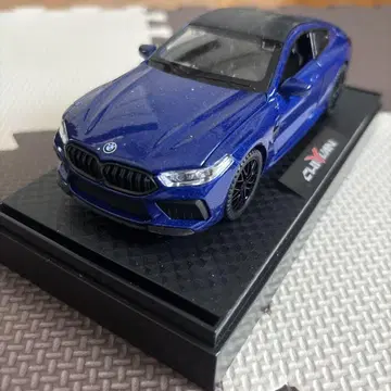 BMW M8 1/18 스케일 모델
