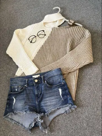 GYDA 바이컬러 니트 H&M 데님 숏팬츠 패션 안경