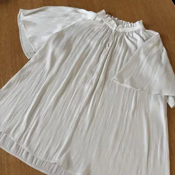 PLST 화이트 반팔 블라우스 프릴 옷깃
