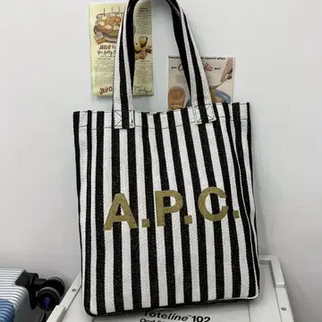 A.P.C. 스트라이프 토트백 블랙