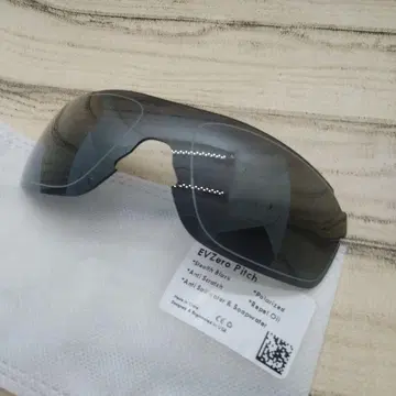 인장 있음  Oakley Oakley  EVZero Pitch 재고 41