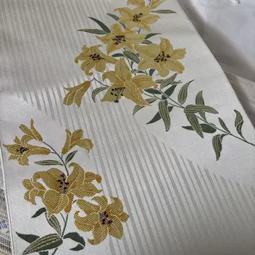 하카타오리 화이트 베이스에 옐로우 컬러 꽃무늬 자수