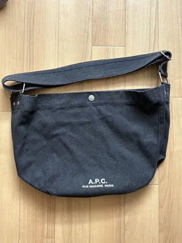 A.P.C. 블랙 숄더백