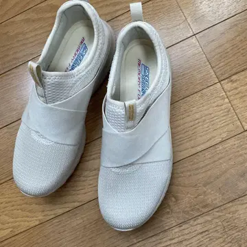SKECHERS 메모리 폼 화이트 슬리퍼