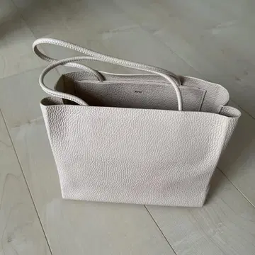 Aeta 베이지 가죽 핸드백