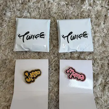 RANDOM PIN BADGE 허벅지