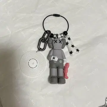 지저분한 키링 KAWS