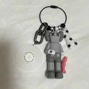 지저분한 키링 KAWS