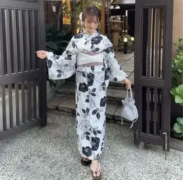 꽃무늬 유카타와 벨트 세트 (백색, 검정, 핑크)